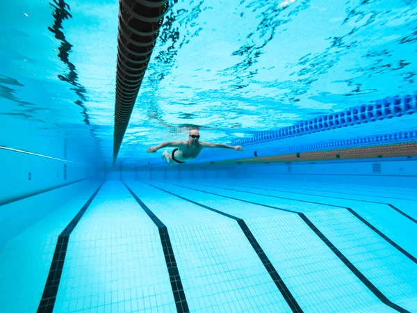 Nager dans la piscine au stade de natation — Photo