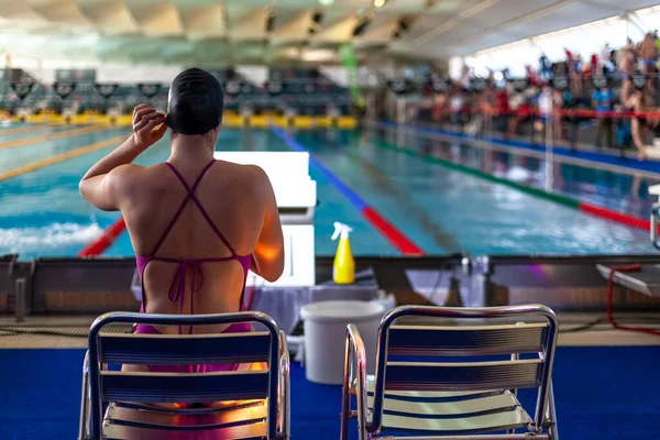 Schwimmerin im Becken bereitet sich auf den Wettkampf vor — Stockfoto