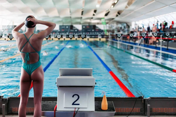 Schwimmerin im Becken bereitet sich auf den Wettkampf vor — Stockfoto