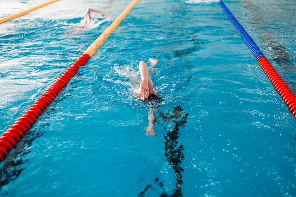 Schwimmwettkämpfe im Schwimmbad — Stockfoto