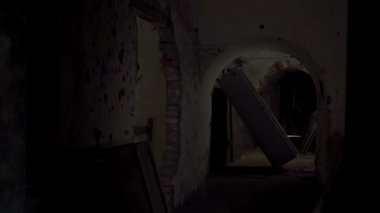 Askeri paintball eğitiminde silahlı bir kadın.