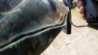 Paintball oynarken asker iş başında