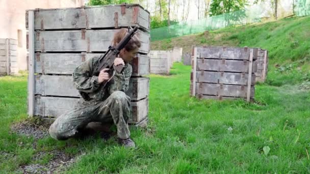 Frau in Uniform mit Waffe im militärischen Paintball-Training — Stockvideo