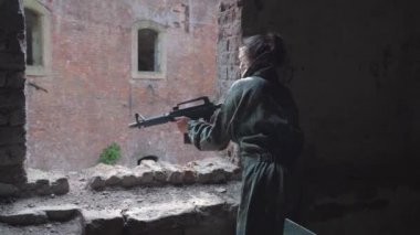 Paintball oynarken genç bir kadın iş başında