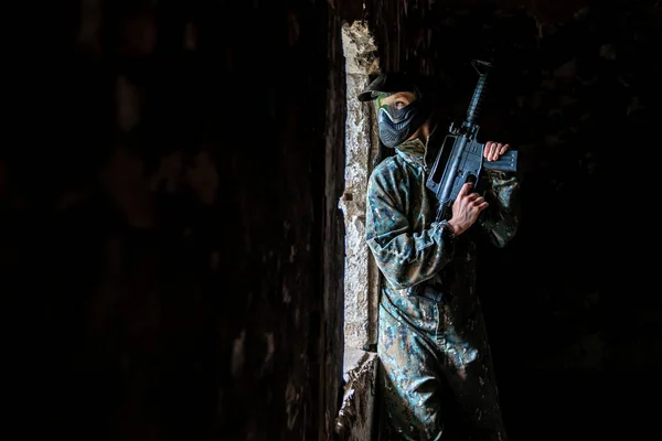 Entrenamiento de soldado mientras juega paintball en la fortaleza —  Fotos de Stock