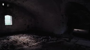 Tatbikat sırasında kalede dinlenen asker.