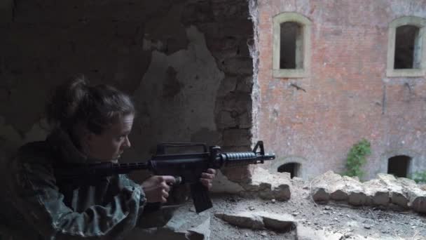 Entrenamiento de soldado mientras juega paintball en la fortaleza — Vídeos de Stock