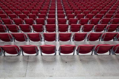 Stadyumda seyircisi olmayan boş koltuklar.