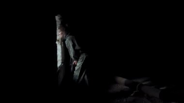 Paintball oynarken genç bir kadın iş başında