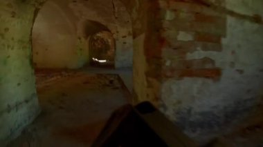 Askeri paintball eğitiminde silahlı bir kadın.