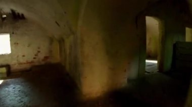 Askerler kaleyi savunmak için harekete geçti.