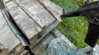 Paintball oynarken genç bir kadın iş başında
