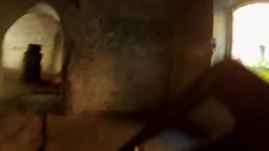 Askeri paintball eğitiminde silahlı bir kadın.