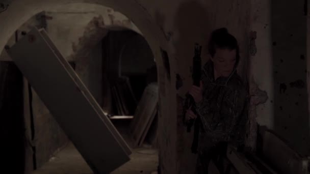 Mulher de uniforme com uma arma no treinamento militar paintball — Vídeo de Stock