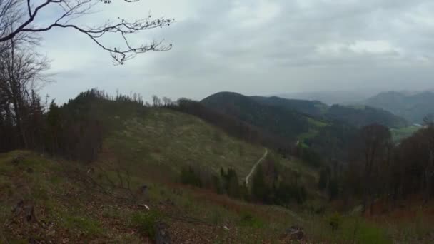 山の風景の中をハイキングし — ストック動画
