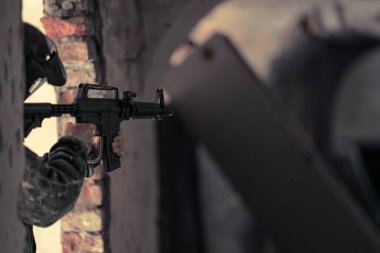 Kalede paintball oynarken asker eğitimi