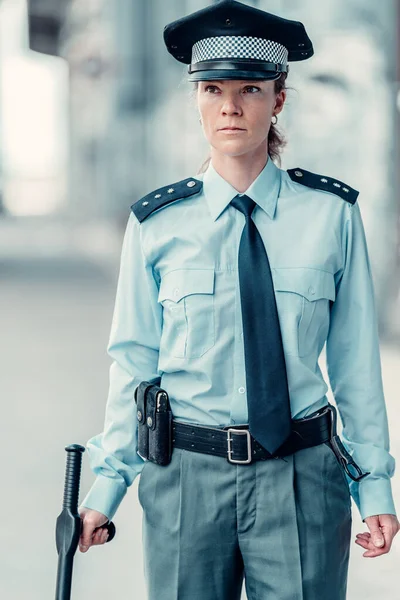 Mujer joven oficial de policía de guardia — Foto de Stock