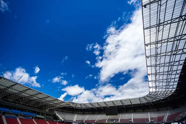 Mavi gökyüzü manzaralı stadyumun açık çatısı — Stok fotoğraf