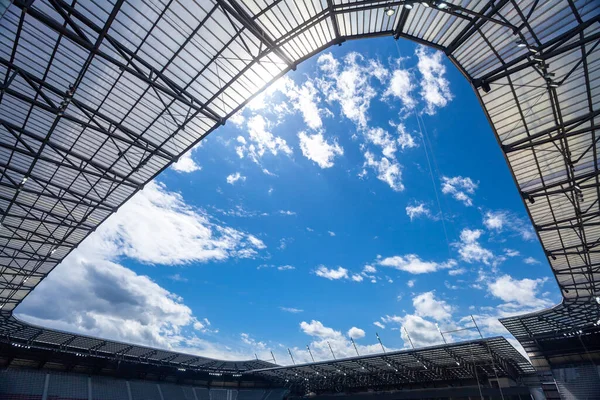 Open roof of the stadium with a view of the blue sky — Stock Photo, Image