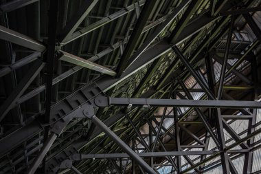 Sanayi bölgesinin çatısının metal yapısı.
