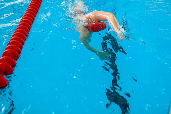 Schwimmen zum Ziel während des Rennens am Pool — Stockfoto