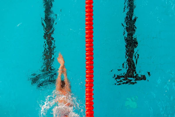 Natação competitiva na piscina durante o treino — Fotografia de Stock