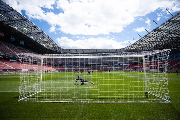Klagenfurt, Avusturya - 16.05.2021: Kaleci futbol maçından önce topu yakalıyor — Stok fotoğraf