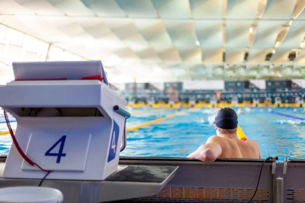 Vorbereitung der Athleten auf das Schwimmen im Schwimmbad — Stockfoto