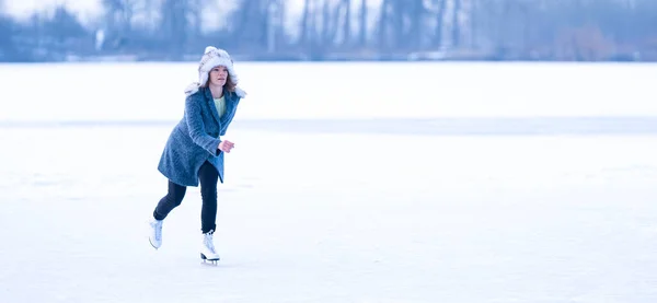 Катание на коньках по замерзшему пруду зимой. banner — стоковое фото