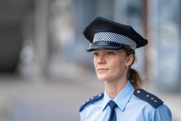 Portrait d'une jeune policière en uniforme — Photo