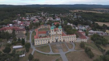 Bakire Meryem 'in önemli bir hac yeri olan svaty kopecek' e yaptığı ziyaretin görkemli hava manzarası etkileyici barok mimarisini ve çevresini gözler önüne seriyor.