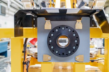 Endüstriyel robotik kol bileşeni modern bir otomotiv fabrikasında hassas mühendislik ve otomatikleştirilmiş imalat sergiliyor, yüksek teknoloji makineleri ve sanayi 4.0 yeniliği vurguluyor.