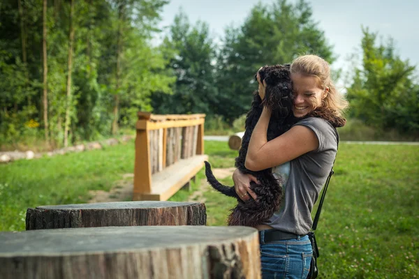 Mooie vrouw met hond — Stockfoto