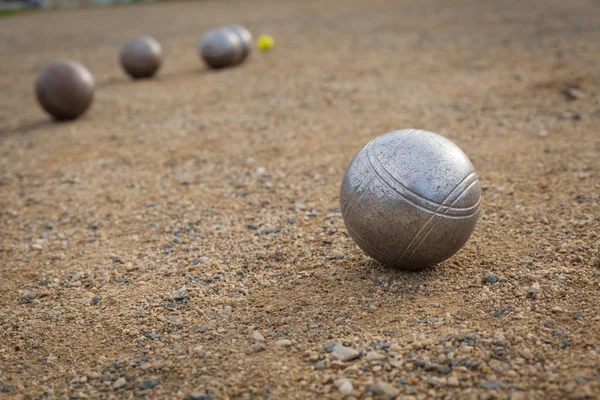 Петанковые мячи на песчаном поле — стоковое фото