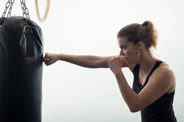 Mujer rubia joven en un gimnasio de boxeo — Foto de Stock