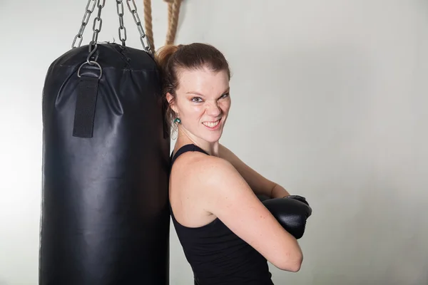 Mujer rubia joven en un gimnasio de boxeo — Foto de Stock