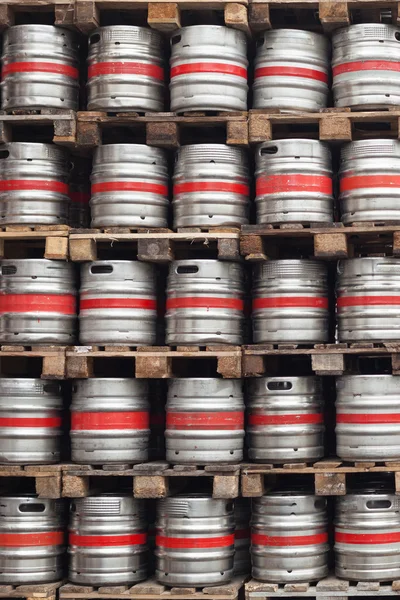 Бочки з пива укладаються поверх піддонів на заводі — стокове фото