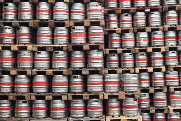 Βαρέλια στοιβάζονται στην κορυφή παλέτες στο εργοστάσιο μπύρας — Φωτογραφία Αρχείου