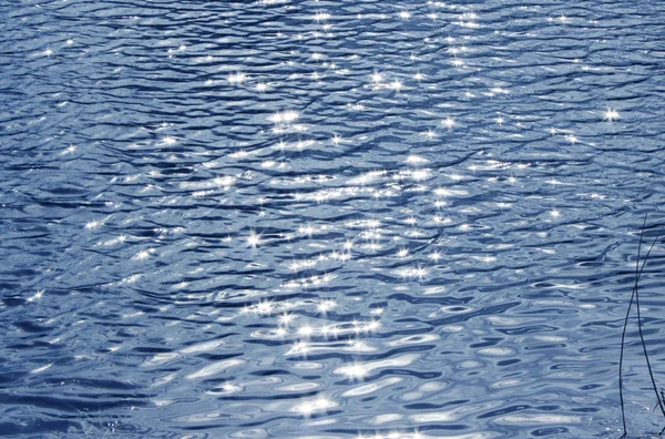 太陽が反映されてカルピン池の水面. — ストック写真