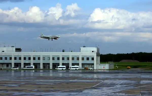Airplane is landing on runway — Stock Photo, Image