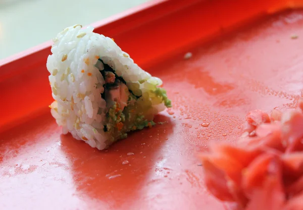 Jeden jedzenie trójkątne japoński ostry Salmon Roll — Zdjęcie stockowe