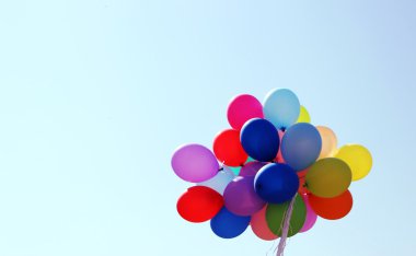 Mavi gökyüzüne karşı çok renkli balonlar