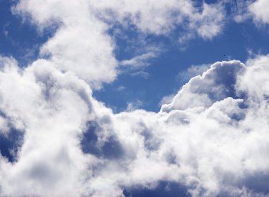 Mavi gökyüzünde beyaz kıvırcık bulutlar