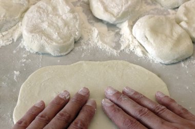 Taze pastaların hazırlanması için Hint şapkaları.