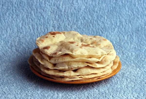 印度薄煎饼叠的玉米粉圆饼在板 — 图库照片