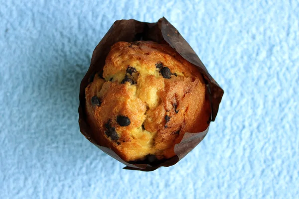 Appetitoso, rubicondo, gustoso muffin alla vaniglia con pezzi di cioccolato — Foto Stock