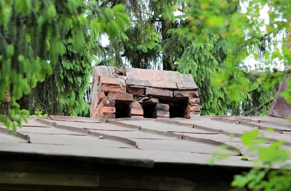 Старые кирпичные трубы на крыше — стоковое фото