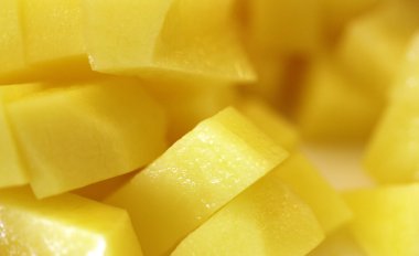 Taze doğranmış patates Solanum tuberosum yemek pişirmek için