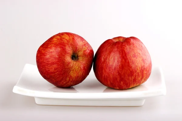 Zwei rote Äpfel gewaschen — Stockfoto