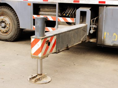 Kamyon güçlü avara demiri genişletilmiş bacaklar sabitleme. İnşaat malzemesi makineleri evin çatısına Boom asansörleri.